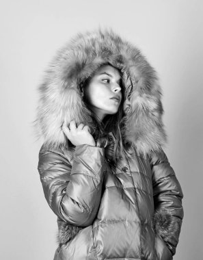 Alışveriş rehberi. Kişisel stilistlik hizmeti. Kışlık giysiler al. Moda butiği. Sahte kürk. Kız kalın bir ceket giyiyor. Alışveriş konsepti. Kara Cuma. İndirim ve indirim. Kadın alışverişi kışlık kıyafetleri deneyin