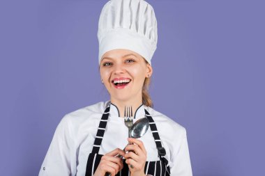 Vücudunun hak ettiği gibi ye. Yemek pişirme yaşam tarzı. Meslek ve meslek. Güven ve başarıyı ifade et. ilham konsepti. Kadın şef yemek pişirmek için ilham aldı. Aşçı tavsiyeleri