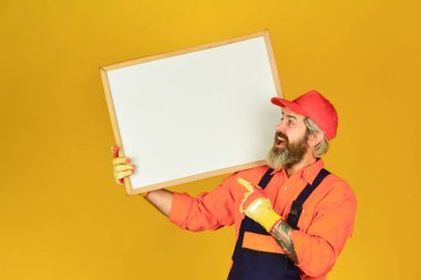 Bir çizelgede sunum yapan kişi. kopyalama alanı. İş adamı. Erkek inşaat işçisi. Sunumu olan adam. İnşaatçı çizelgeyi işaret ediyor. Mimar İşçi Flip çizelgesini tutuyor. Toplantı Toplantısı