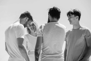 Neşeli insanlar iletişim kuruyor. Ağ konsepti. Arkadaşlarla vakit geçirmek. Yaz tatili. Erkek kadın gökyüzü geçmişi ile iletişim kuruyor. İletişim yetenekleri. Sosyal etkileşim. İnsan iletişimi