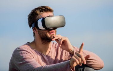 Siber uzay. Oyun online. Sanal gerçeklik gözlükleri. Dijital gelecek ve yenilik. Sanal gerçeklik. Adam kablosuz VR gözlük takıyor. Artırılmış gerçeklik. Modern teknolojiyi kullan. Mühendislik projesi