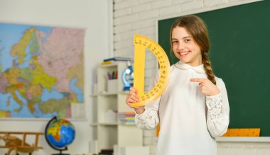 Birlikte çalışalım. İletki kullanmayı öğreniyorum. Okula dönüyorum. Lise öğrencisi sınıfta geometri öğreniyor. Açıları ölç Geometri dersi için okul eklentisi tutan küçük bir kız çocuğu