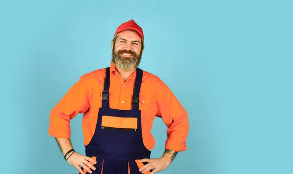 Ingenieur en industrieel gebouw. Reparatie advertentie. Bouwer of stukadoor. Een rijpe reparateur in uniform. Foreman draagt een boilersuit. Arbeiders in werkkleding. bouwer in werkoverall — Stockfoto