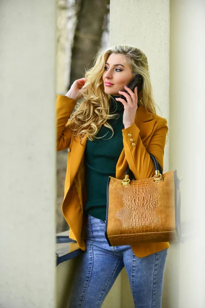 Phone conversation. Fashion fall portrait of trendy woman. posing on the street. Fashion photo of young stylish woman. Catalogue clothes and accessories. Lookbook. sexy carefree woman with blond hair — Stock Photo, Image