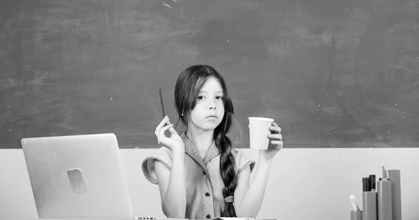 Refresco. Internet 4G para weblog. aluna menina pequena com laptop. Educação online. A trabalhar no projecto. menina da escola inteligente em sala de aula. de volta à escola. estudo da infância online. dia do conhecimento — Fotografia de Stock