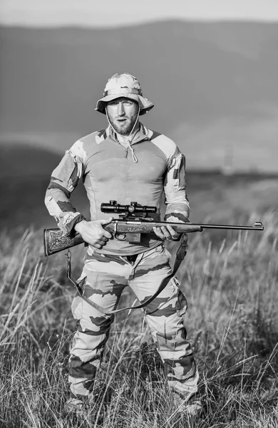 Hobby para homens de verdade. Um homem armado. moda masculina militar. tempo de guerra. Soldado em serviço. conceito de loja de armas. Licença de arma. Caçador em camuflagem. segurança da democracia. defensor da pátria — Fotografia de Stock