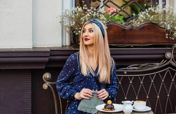 Confiante no seu estilo. aro de cabelo de mulher na moda com jóia. menina relaxar no café. Café da manhã. loira sexy com maquiagem. Pronto para encontro. beleza e moda. menina usar jóias moldura do cabelo — Fotografia de Stock