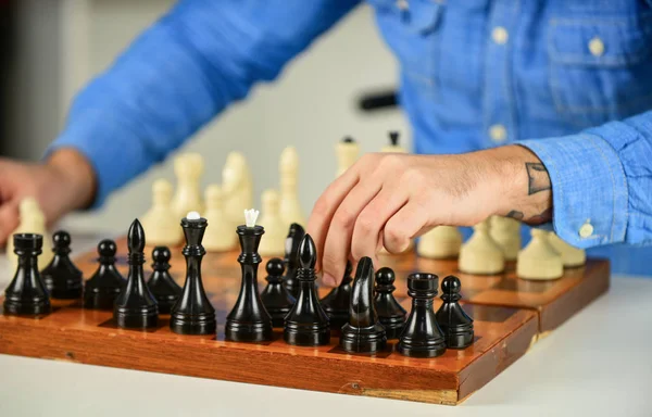 Taktika je vědět, co dělat. Rozvojová logika. Učím se hrát šachy. Šachová lekce. Strategický koncept. Hraju šachy. Intelektuální koníček. Figurky na dřevěné šachovnici. Přemýšlím o dalším kroku — Stock fotografie