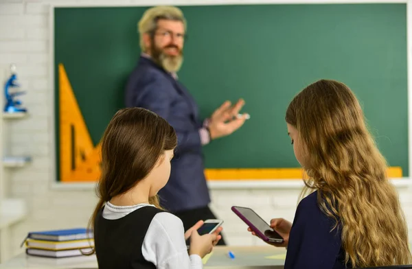 Tecnologia moderna. Professor e Aprendizagem Infantil. estudar juntos é fixe. de volta à escola. ajuda e apoio. Aluno elementar com professor na sala de aula. Grupo de discussão de crianças e professores — Fotografia de Stock