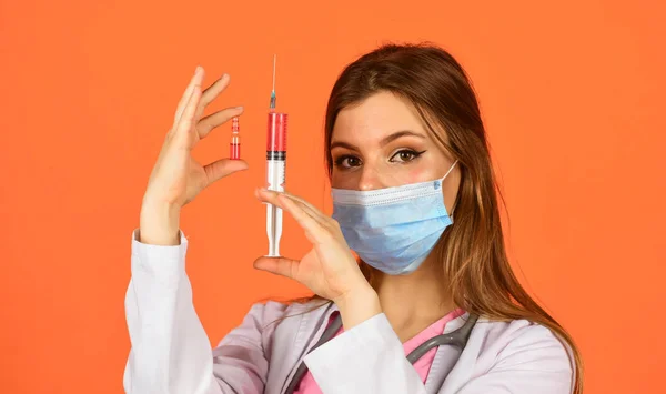 Concept des analgésiques. Médicaments modernes. Injections de soulagement de la douleur. Injections d'anesthésie. Infirmière avec seringue. Procédures médicales indolores. Adorable femme faisant des injections. Vaccination et traitement — Photo