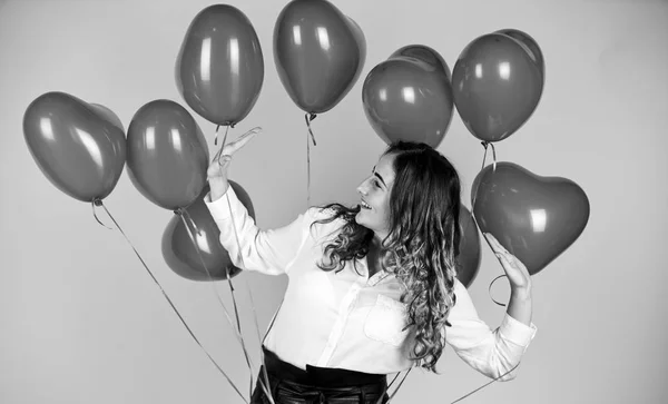 Momentos de alegria. presente de bando de balão de ar mulher feliz. fevereiro 14 feriado favorito. encontro amoroso surpresa. balão de hélio para festa. Feliz Dia dos Namorados. menina tem coração balão de valentine — Fotografia de Stock