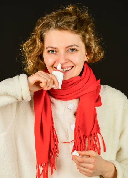 Gouttes nasales remède. épidémie pandémique. souche nCoV. concept de santé féminine. femme avec la grippe froide. concept d'infection de maladie. maladie respiratoire contagieuse. coronavirus, nouveau virus chinois — Photo