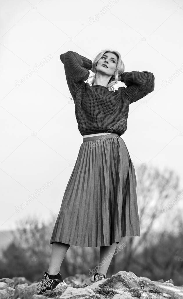 Mujer caminar en pantalones sueltos mujer moda morena soporte al aire libre  fondo de madera concepto