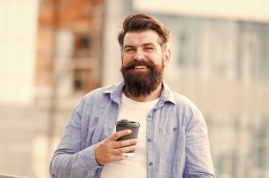 Kahve molasını hak ediyorsun. Sakallı adam teneffüste kahve içer. Acımasız hipster kahve molasının tadını çıkarıyor. Mola zamanı. İyi sabahlar. Mutlu titreşimler. Kahvaltıda. İç ve ye.
