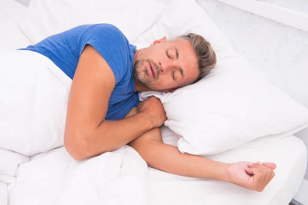 Wereld slaapdag. Voordelen van een goede en gezonde slaap. Adem rustig in, slaap lekker. Knappe man in bed. Een slapende man thuis. Ontspannen man. Preventie en behandeling van slaapstoornissen bevorderen — Stockfoto