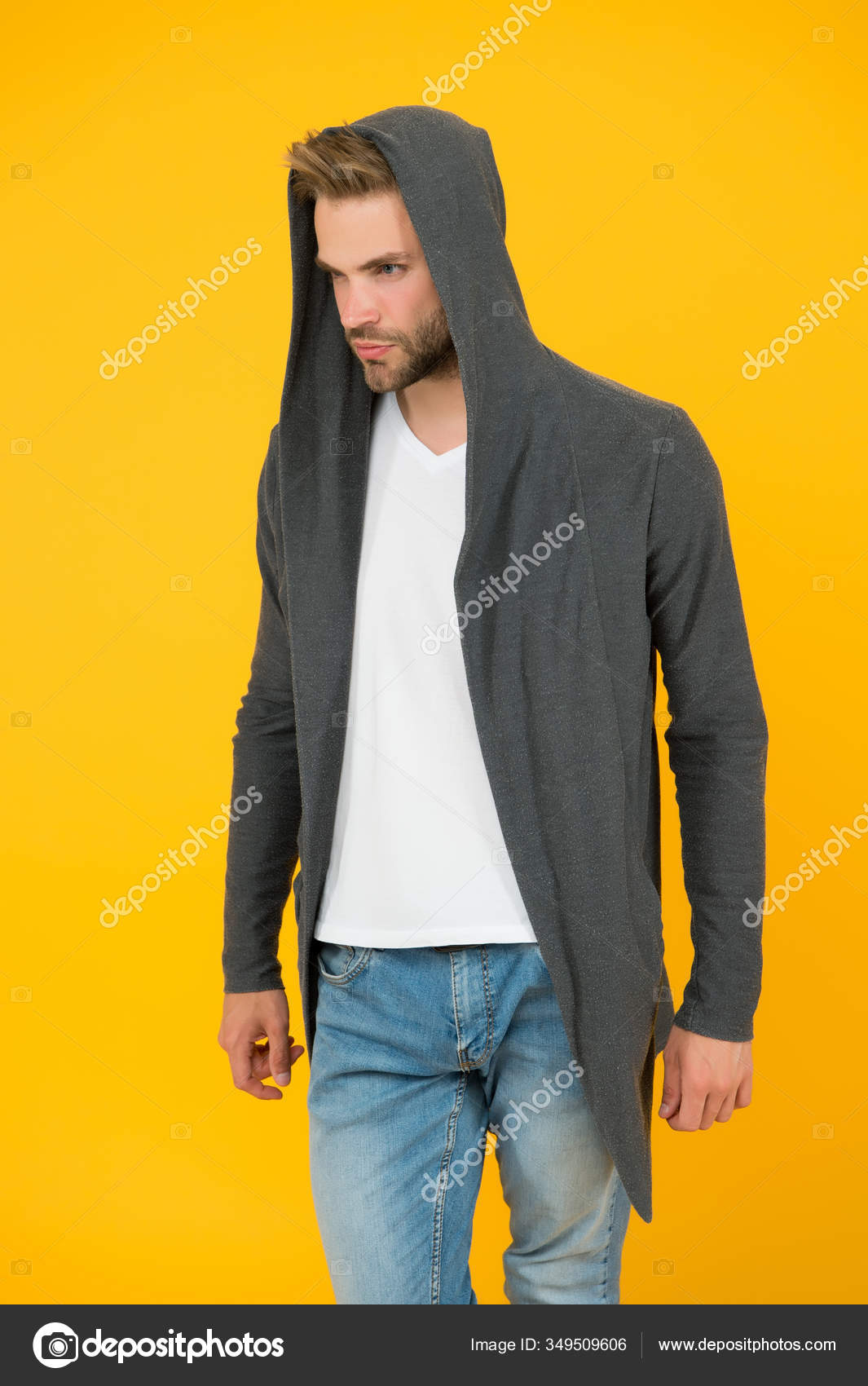 Ropa comoda para la vida diaria. Hombre de moda fondo amarillo. Mirada de moda. Hombre guapo