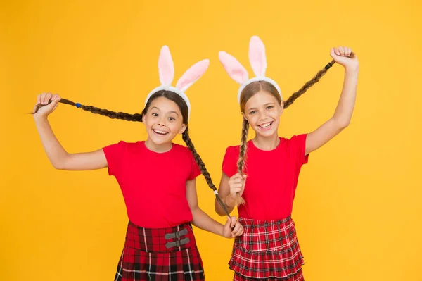 Expresní pozitivita. Děti si hrají v králičích uších. Roztomilé holky s králičíma ušima. Velikonoční kompozice. Hon na vajíčka. tradiční jarní prázdniny. Veselé Velikonoce. Přichází jaro. velikonoční králičí děti — Stock fotografie