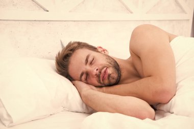 Tatlı rüyalar. Sağlık hizmeti konsepti. Uykudan uyanma döngüsünü sirkadyan ritmi düzenler. Yatakta tıraş edilmemiş yakışıklı bir adam. Her gece yeteri kadar uyuyorum. Bahşişler daha iyi uyuyor. Sakallı adam yastıkta dinleniyor.
