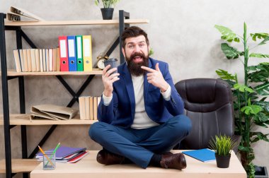 Ofiste sabah kahvesi iç. Başarılı bir menajerin iş yemeği olur. Mola zamanı. CEO enerji içeceğinin tadını çıkarıyor. Patron işyerinde kahve içer. İş adamı masada rahatlar.