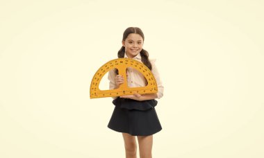 Lise. Eğitim ve okul konsepti. Okul öğrencisi geometri öğreniyor. Çocuk okul üniforması beyaza izole edilmiş. Kök kavramı. Geometrik şekiller çizin. Büyük cetvel ile Öğrenci sevimli kız