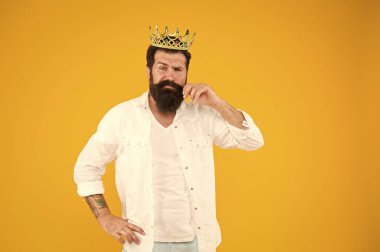 Üstünlük kompleksi. Narsist biri. Kendini sev. Kral tacı. Egoist bencil adam. Beyaz elbiseli sakallı adam. Kendini öneme sahip bir his. Sorumluluk kral olmak. Yakışıklı sakallı adam kral