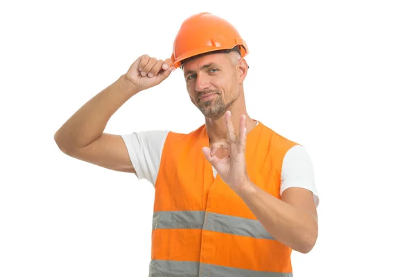 Goed gedaan. opgewonden elektricien tonen ok gebaar. knappe servicemedewerker geïsoleerd op wit. asfaltwerker op bouwplaats. Gewoon perfect. Positieve man in helm. loodgieter is water leverancier werknemer — Stockfoto