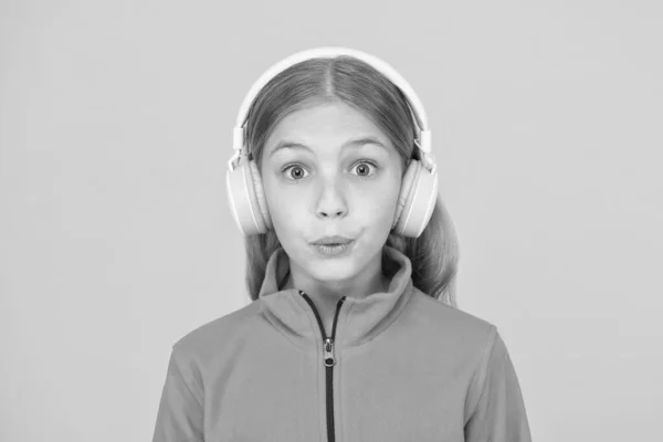 Disfrutando cada nota. Educación musical. Clases para cantantes. Sabor musical. Accesorio musical. Tienda de artilugios. Tengo este presentimiento. Chica escuchando música auriculares inalámbricos. Enamorado del sonido estéreo —  Fotos de Stock