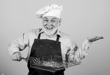 Mükemmel bir yaz yemeği. Şef şapkalı son sınıf öğrencisi. Sakallı aşçılar. Barbekü için mutfak gereçleri. Izgara yemeği tercih ediyor. Piknik ve barbekü. Mutfak kuralları. Aileye yemek hazırla. Aile hafta sonu