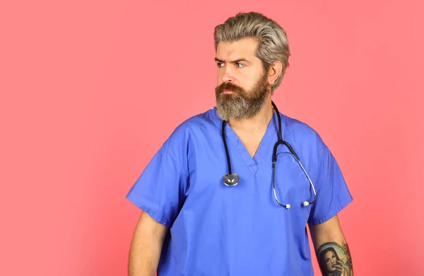 Prescrite par le médecin. Soins de santé. Formation médicale. Concept de médecine libre. Médecin professionnel. Les assurances. Restez en bonne santé. Docteur avec stéthoscope à l'hôpital. Homme barbu docteur. Traitement médical — Photo