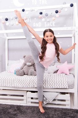 Pilates eğitimi yoluyla esnekliği artırmak. Anaokulunda küçük bir jimnastik eğitimi. Jimnastik eğitimi. Beden eğitimi aktivitesi ve spor. Fitness ve sağlık. Çocuk fiziksel gelişimi ve gelişimi