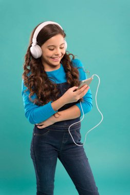 Modern aletler. Müzik uygulaması. Ses kitabı. Eğitici içerik. Dil derslerine çalış. Kız müzik dinler modern kulaklıklar ve akıllı telefonlar. Bedavaya dinle. Müzik aboneliği. Müzik konseptinin tadını