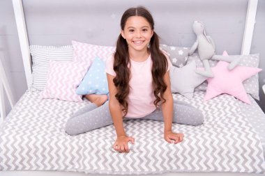 Pediatrik bakım. Mutlu çocuk yatağa otur. Sağlıklı gülümseyen küçük bir bebek. Çocukluk bakımı. Çocuk bakımı ve sağlık. Sağlık hizmetleri. Çocuk bakımı. Kreş ve çocuk gelişimi