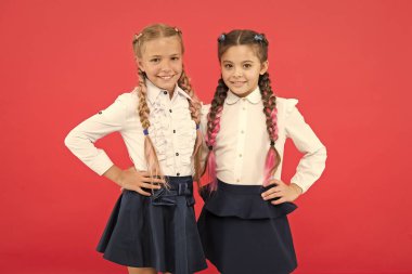 Sevimli saç modeli ve mutlu gülümsüyor ile Schoolgirls. En iyi arkadaşlar mükemmel öğrenciler. Schoolgirls düzenli görünüm sizinle tanışmak için sevindim. Okulda yeni arkadaşlar edinin. Okul arkadaşlığı. Okul daha eğlenceli olmalı mı?