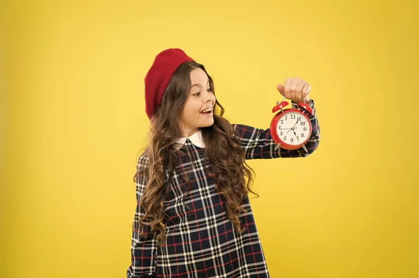 Program şi sincronizare. Fata cu ceas deşteptător. Configuraţi ceasul deşteptător. Fetiţa ţine ceasul roşu. E timpul. Mereu la timp. Niciodată nu e prea târziu. Definește-ți propriul ritm al vieții. Happy hours concept — Fotografie, imagine de stoc