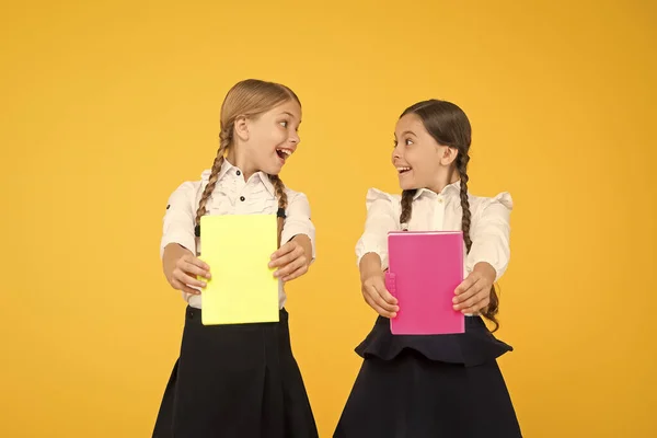 Studiate insieme. Ragazzi studenti carini. Studentesse migliori amici alunni eccellenti. L'amicizia scolastica. Le studentesse indossano l'uniforme scolastica. Giorno della conoscenza. Giorno di scuola. Ragazza con libri di copia o cartelle di lavoro — Foto Stock