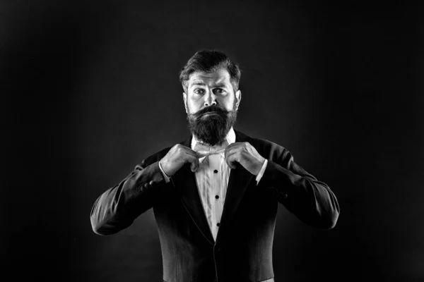 Amarre seu olhar junto com o estilo. Homem barbudo usar estilo formal elegante. Brutal hipster com barba elegante e estilo de cabelo. Moda masculina. Baile e guarda-roupa de casamento. Estilo atemporal — Fotografia de Stock