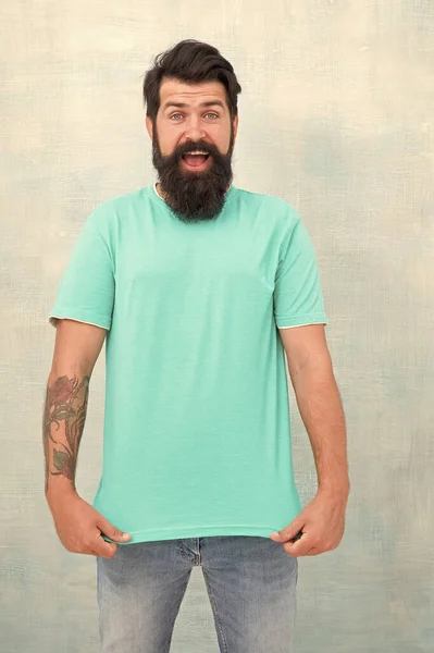 Mode är att balansera komfort med lyx. Brutal modell isolerad på vitt. Bearded man med mode utseende. Hårig hipster med skägg och mustasch hår i avslappnad mode stil. Herrklädesbutik — Stockfoto