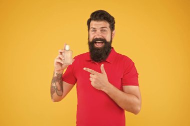 Lüks bir koku. Erkek için mükemmel bir koku. Vahşi hippiler kokuyu seçer. Deodorant sunan olgun bir adam. Moda kolonya şişesi. Hijyen ve sağlık. Tazeleniyor. Sakallı adam parfüm tutuyor.