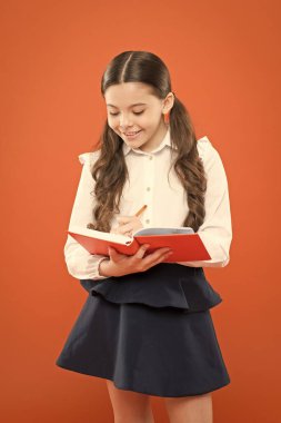 Kariyer yolun burada başlıyor. Ödev yapan çocuk. Kompozisyon ya da notlar yaz. İnceleme için ilham. Okula dönelim. Bilgi toplama günü. Öğrenci kız ders çalışmayı sever. Okul üniforması çalışma kitabını tutuyor. Okul dersi.