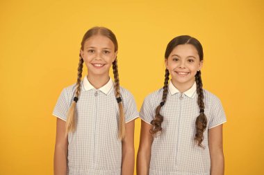 Mutlu çocuklar günü. Eşit koruma sivil haklar ve ayrımcılık özgürlüğü. Mükemmel kız öğrenciler. Schoolgirls vintage basit tarzı kıyafet. Neşeli kız öğrenciler sarı arka plan. Küçük kızlar