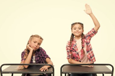Okullarına geri döndüler. Elleri havada, beyaz masalarda yalnız oturan sevimli çocuklar. Küçük liseli kızlar zorunlu eğitim alıyorlar. Küçük çocuklar evde eğitimin tadını çıkarıyorlar. Okul yılları.