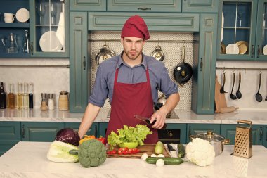 Salata sosu. Doğal yağ. Zeytinyağı ekle. Sağlıklı yiyecekler. Vejetaryen tarifi. Aşçı mutfakta. Diyet ve organik gıda. Aşçılık dersi. Düzgün beslenme. Fitness diyeti. Pişirmek için yağ. Sos konsepti