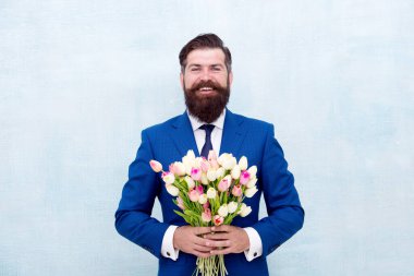 Kadınlar Günü 'nde. 8 Mart. Bahar hediyesi. Çiçekli sakallı adam. Baharı kutlayalım. Laleli bir beyefendi. Bahar geliyor. Romantik bir randevu. Seni davet etmeme izin ver. Lale desenli sakallı adam. Aşk randevusu