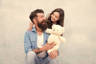 Oyuncak ayı ailesi üyesi. Sevgili baba ve çocuk. Baba ve kızı aydınlık arka plan. Baba-kız ilişkilerini güçlendiriyor. Çocuk ve baba en iyi arkadaşlar. Aile ilişkileri. Babalar Günü konsepti