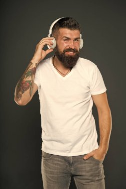 Dinleme başvurusu. Yaşam tarzı müzik hayranıyım. Kablosuz kulaklık dinleyen bir adam. Hippi kulaklıklar. İlham verici bir şarkı. Müzik kütüphanesi. Sakallı adam müzikten hoşlanıyor. DJ kariyeri. Ses Yapımcısı