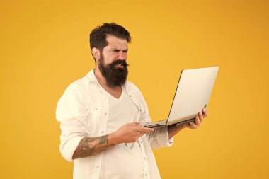 Dijital dünya. Başarılı geliştirici. Online alışveriş. Dizüstü bilgisayarlı programcı. İnternette sörf yapıyorum. Online ödeme. Online satın alma. Defter kullanan adam. Programlama kavramı. Dizüstü bilgisayarlı sakallı adam