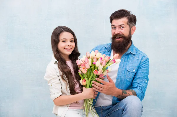 8 Μαρτίου. Τουλίπες για την κόρη. Άνδρας τουλίπες μπουκέτο. Πατέρας δίνει τουλίπες κορίτσι. Ο μπαμπάς με τα λουλούδια. Γιορτή γενεθλίων. Παγκόσμια ημέρα γυναικών. Κατάστημα λουλουδιών. Οικογενειακή παράδοση. Στοργική θηλυκότητα — Φωτογραφία Αρχείου