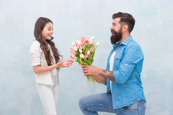 Grattis på födelsedagen. Ge tulpaner till dottern. Man tulpaner bukett. Far tulpaner flicka. Pappa med blommor. Födelsedagsfirande. Internationella kvinnodagen. Pappadagen. Blomsteraffär. Familjetradition — Stockfoto