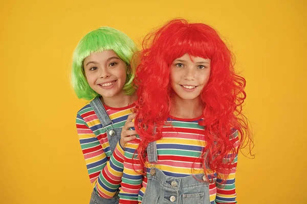 Liberdade de expressão. Clipe colorido em extensões de cabelo. Muda de cor. Crianças meninas com penteado vibrante. Pigmento cabelo tingido. Tendência de cabelo fantasia. Irmãs se divertindo. Creme de cor semi permanente — Fotografia de Stock