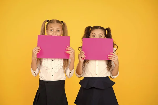 Aufmerksamkeit auf sich ziehen. glückliche Kinder mit leeren Papierbögen. Kleine Kinder lächeln mit rosa Zeichenpapieren. Kleine Kinder lächeln mit leeren Werbeplakaten. niedliche Kinder Werbung, Kopierraum — Stockfoto